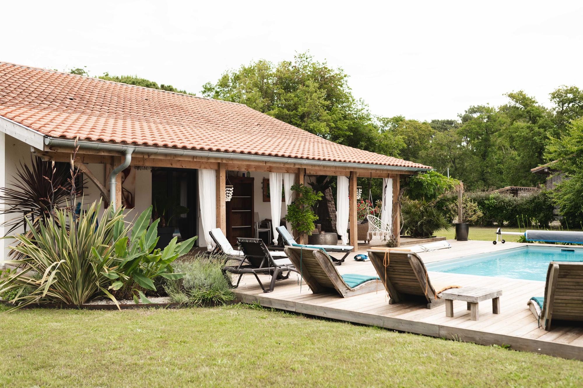 Pergola et piscine chauffée de la Villa Naïtika