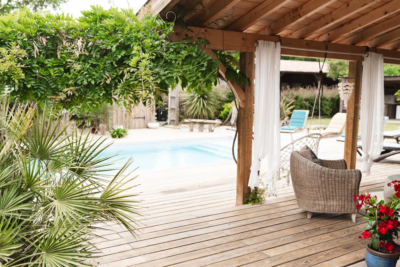 Pergola ouverte sur la piscine