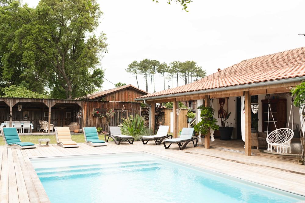 Piscine 8 x 4 et bains de soleil