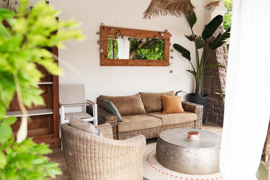 Salon extérieur sous la pergola