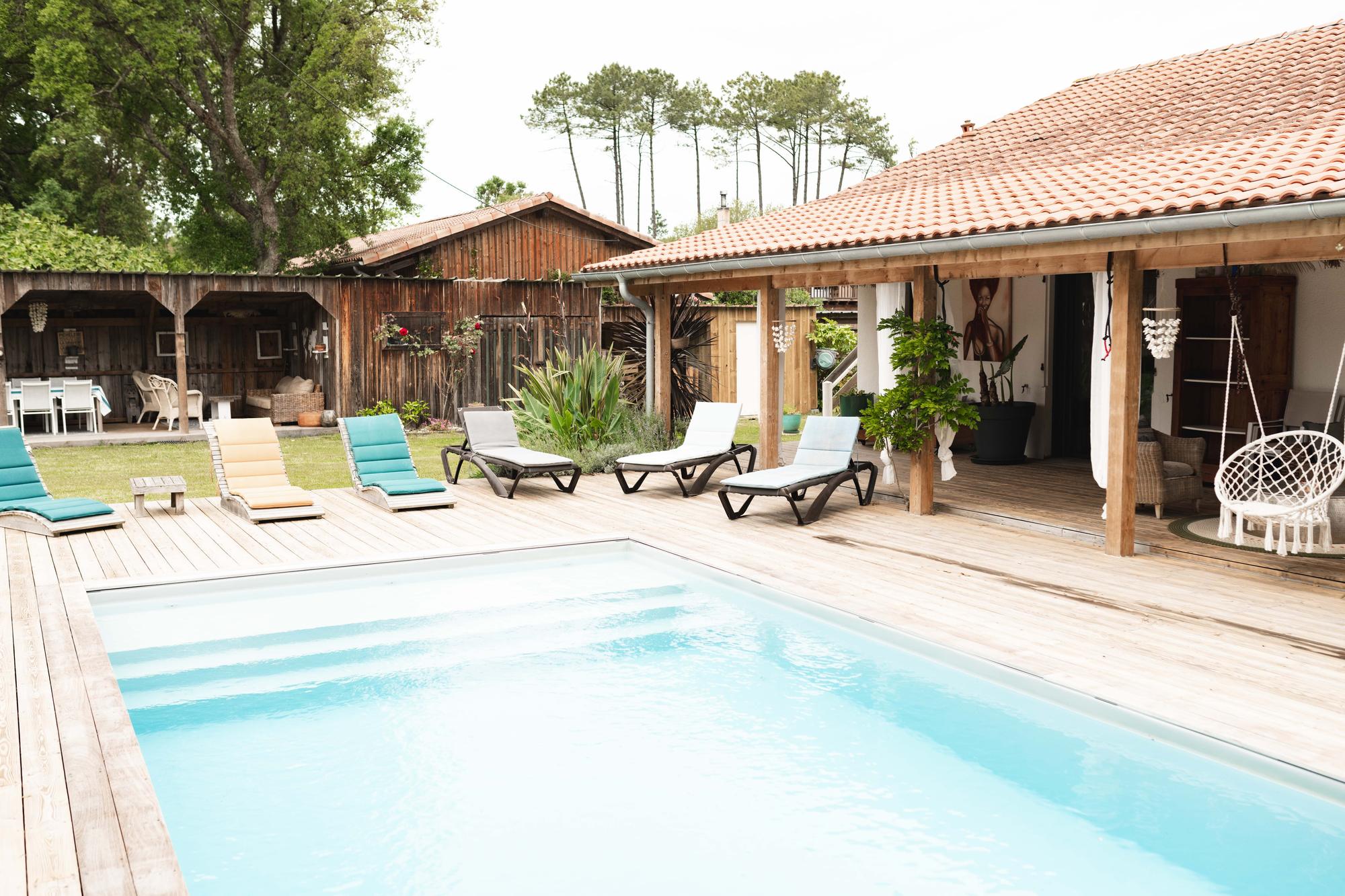 Piscine chauffée et maison de la Villa Naïtika à Seignosse