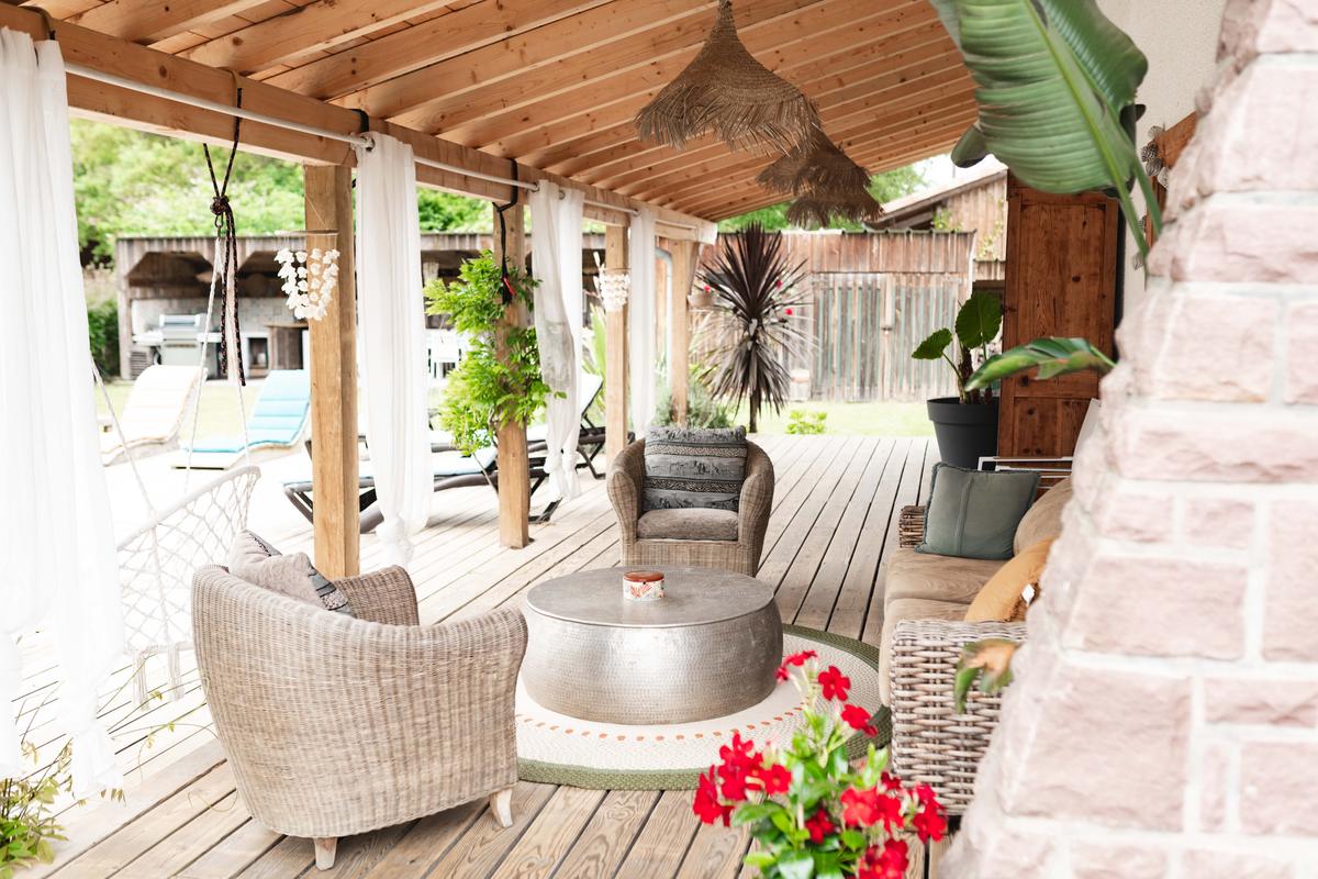 Terrasse couverte et salon sous la pergola