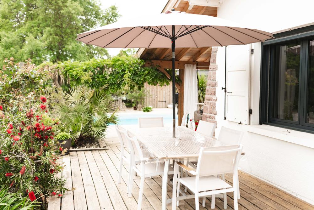 Table de repas sur la terrasse